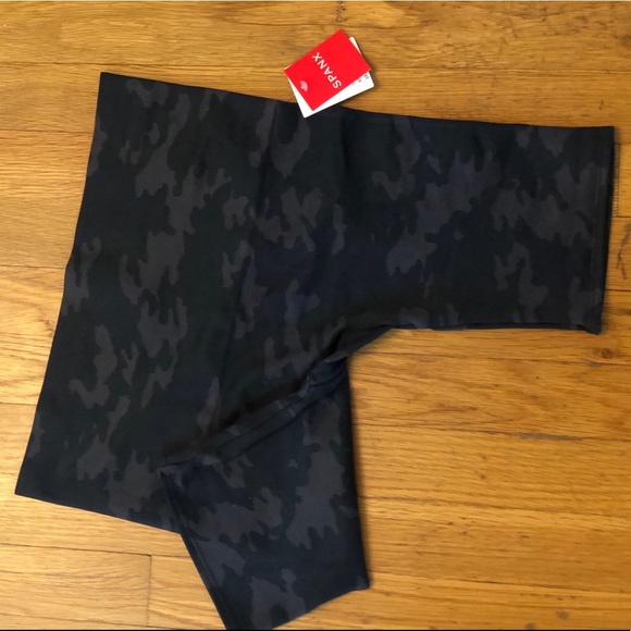 NEW SPANX Look At Me Now Bike Short - Black Camo - Picture 3 of 5